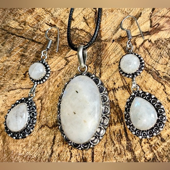 Beautiful Set of Rainbow Moonstone Pendant & Earrings - Picture 5 of 9